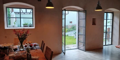 Pensionen - Restaurant - Frühstücks- und Aufenthaltsraum mit Blick in den Innenhof - B&B Main Altstadthof