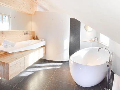 Pensionen - Art der Pension: Frühstückspension - Seewalchen am Attersee - Bad mit freistehender Badewanne in der Wachtberg-Suite - Florineum