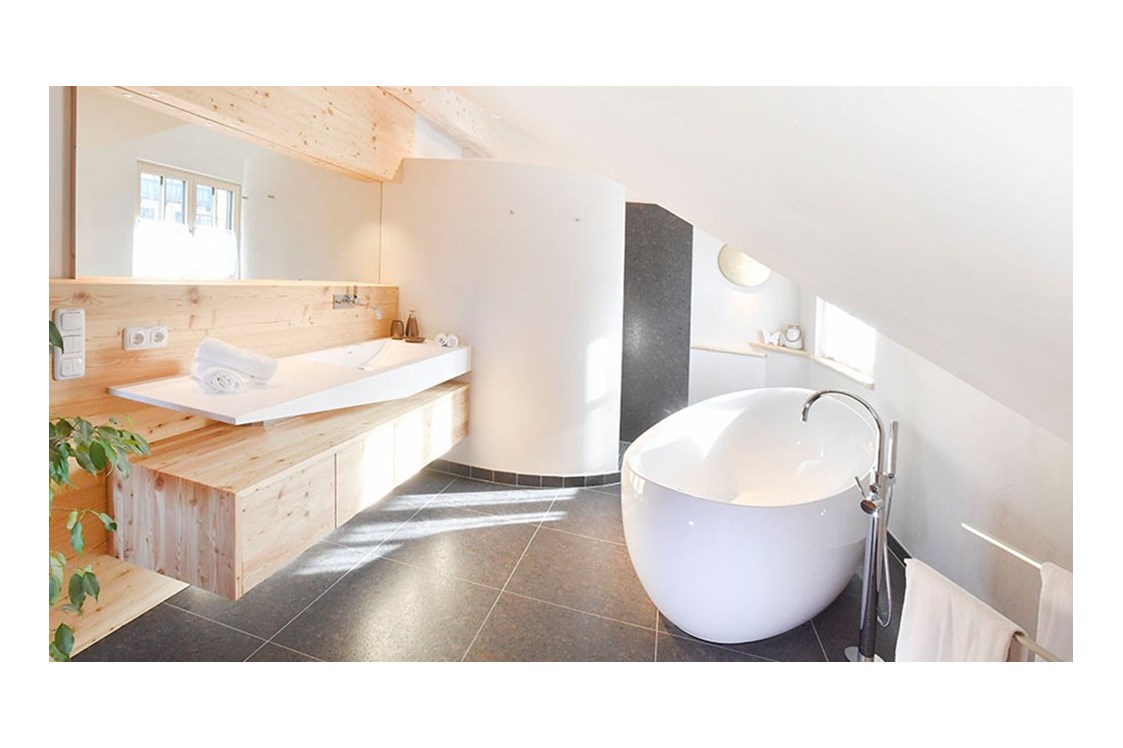 Frühstückspension: Bad mit freistehender Badewanne in der Wachtberg-Suite - Florineum