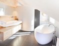 Frühstückspension: Bad mit freistehender Badewanne in der Wachtberg-Suite - Florineum