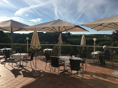 Pensionen - Restaurant - Frühstückterrasse im Biodorf - Ferienapartment  im Biodorf Bad Waltersdorf