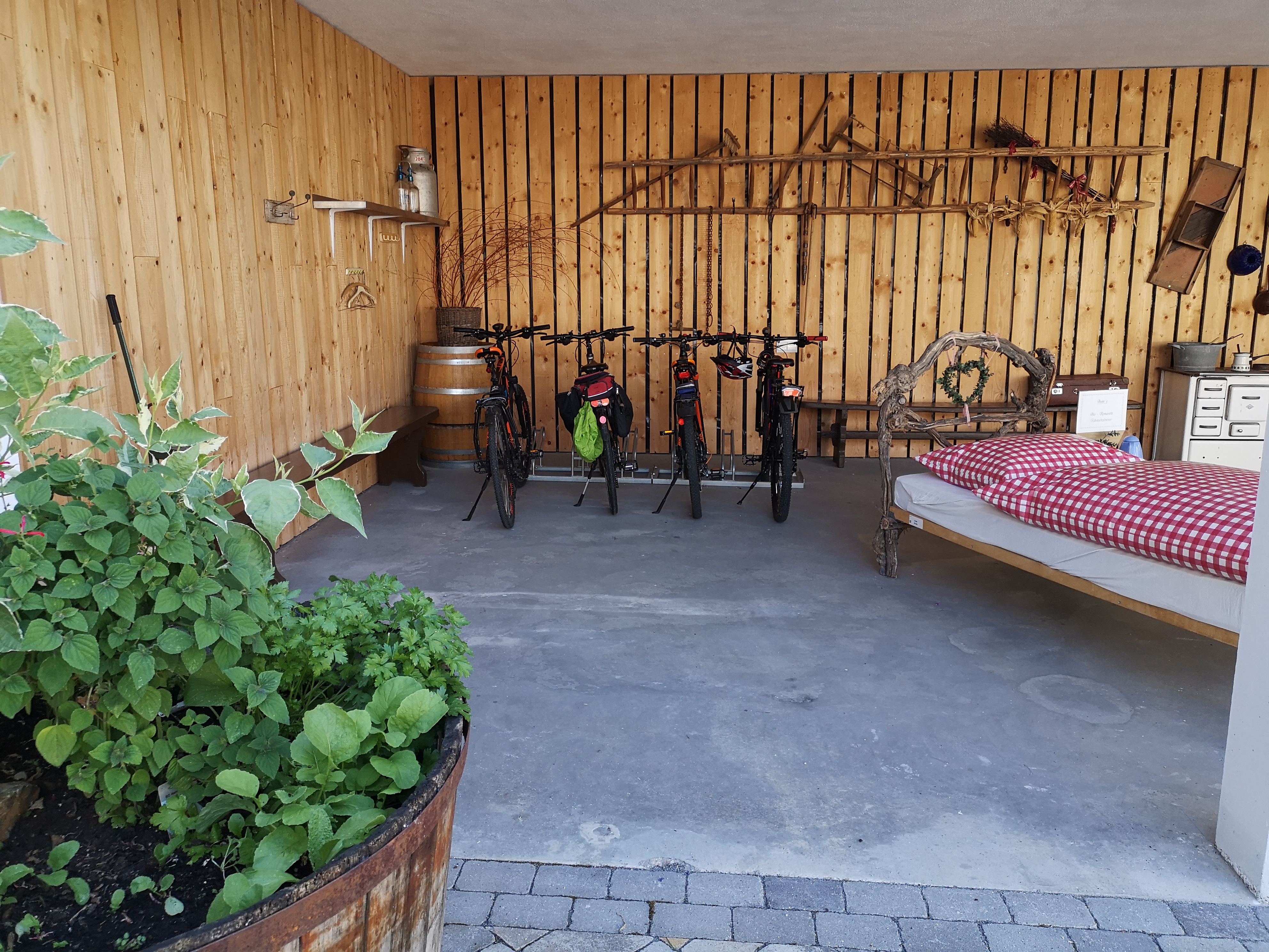 Frühstückspension: Abstellplatz im Innenhof für Motorräder sowie Fahrräder mit Auflademöglichkeit  - "URLAUB AM LAND" Gästezimmer und Ferienwohnung Beate Holzer