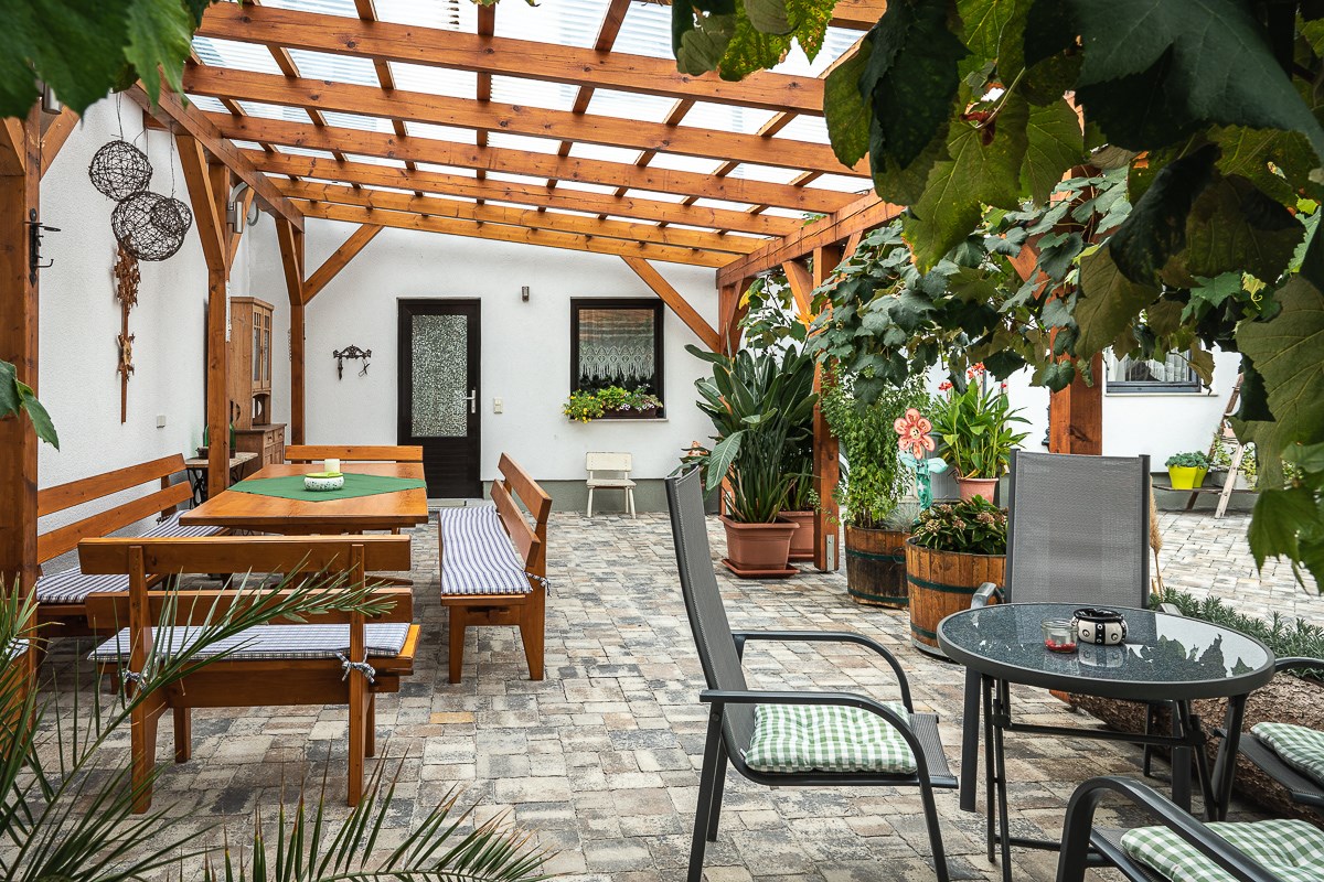 "URLAUB AM LAND" Gästezimmer und Ferienwohnung Beate Holzer Zimmerkategorien Pergola