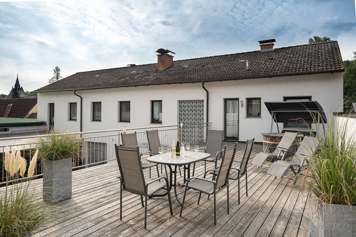 "URLAUB AM LAND" Gästezimmer und Ferienwohnung Beate Holzer Zimmerkategorien Sonnenterrasse