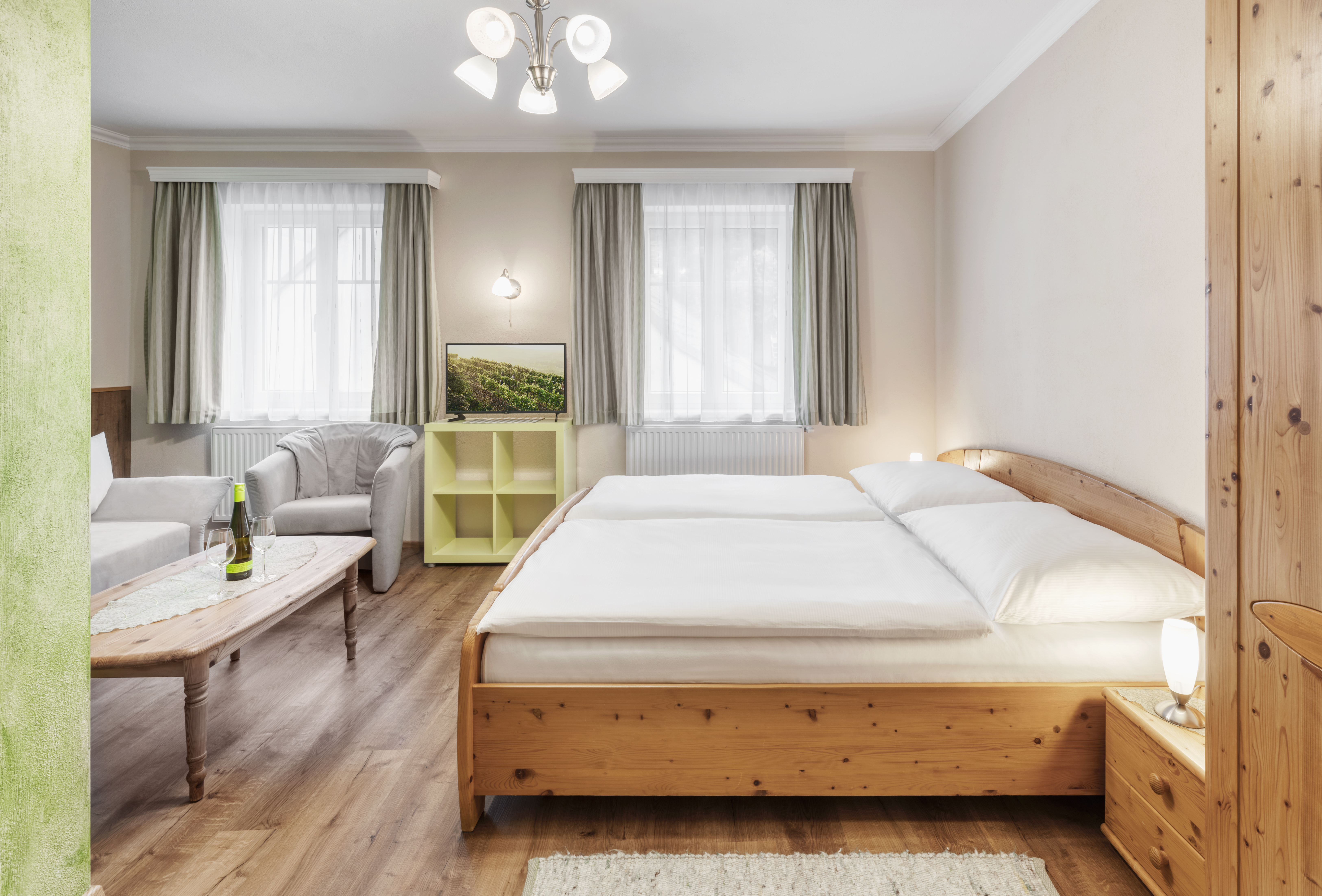 "URLAUB AM LAND" Gästezimmer und Ferienwohnung Beate Holzer Zimmerkategorien  Veltliner - Zimmer