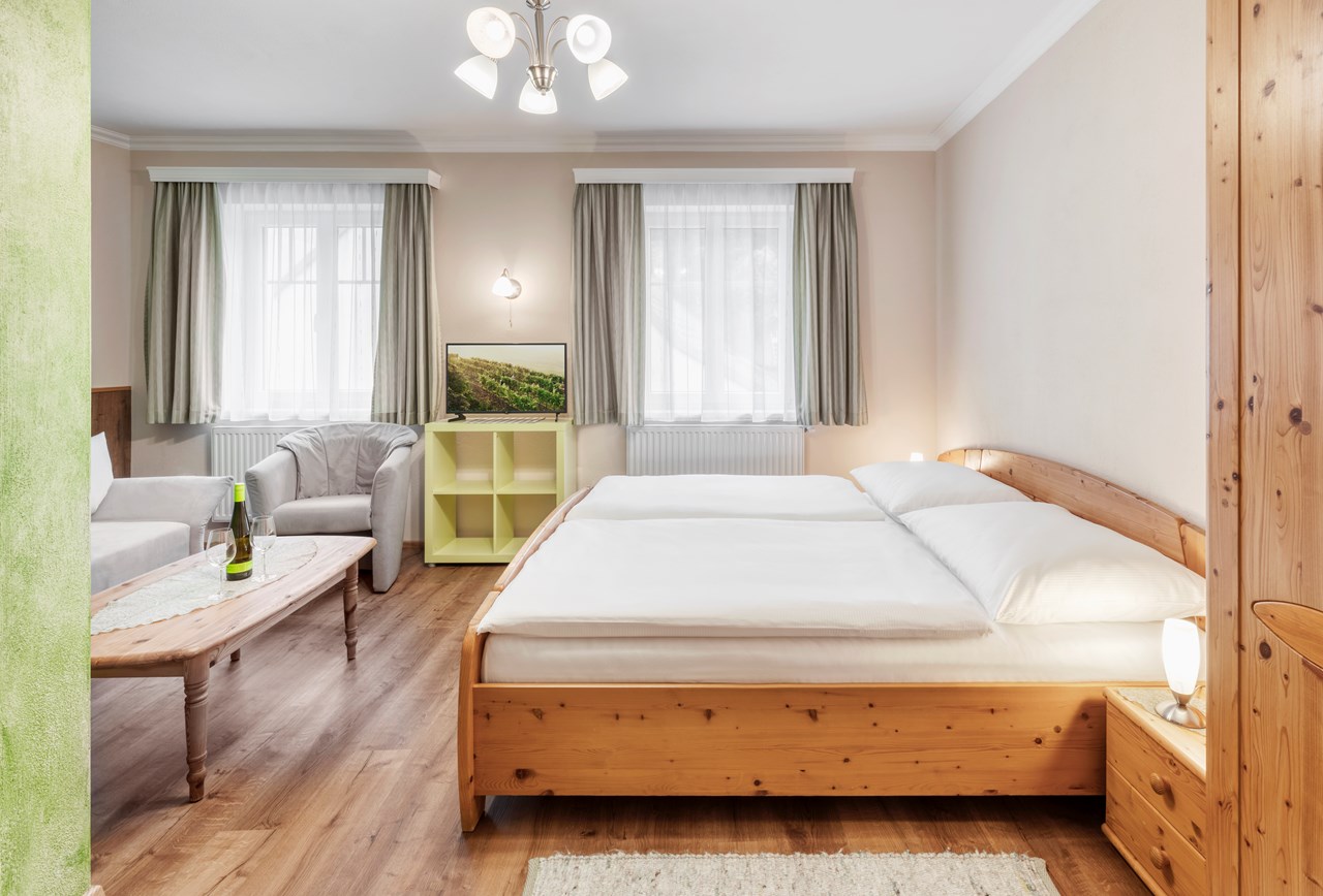 "URLAUB AM LAND" Gästezimmer und Ferienwohnung Beate Holzer Zimmerkategorien  Veltliner - Zimmer