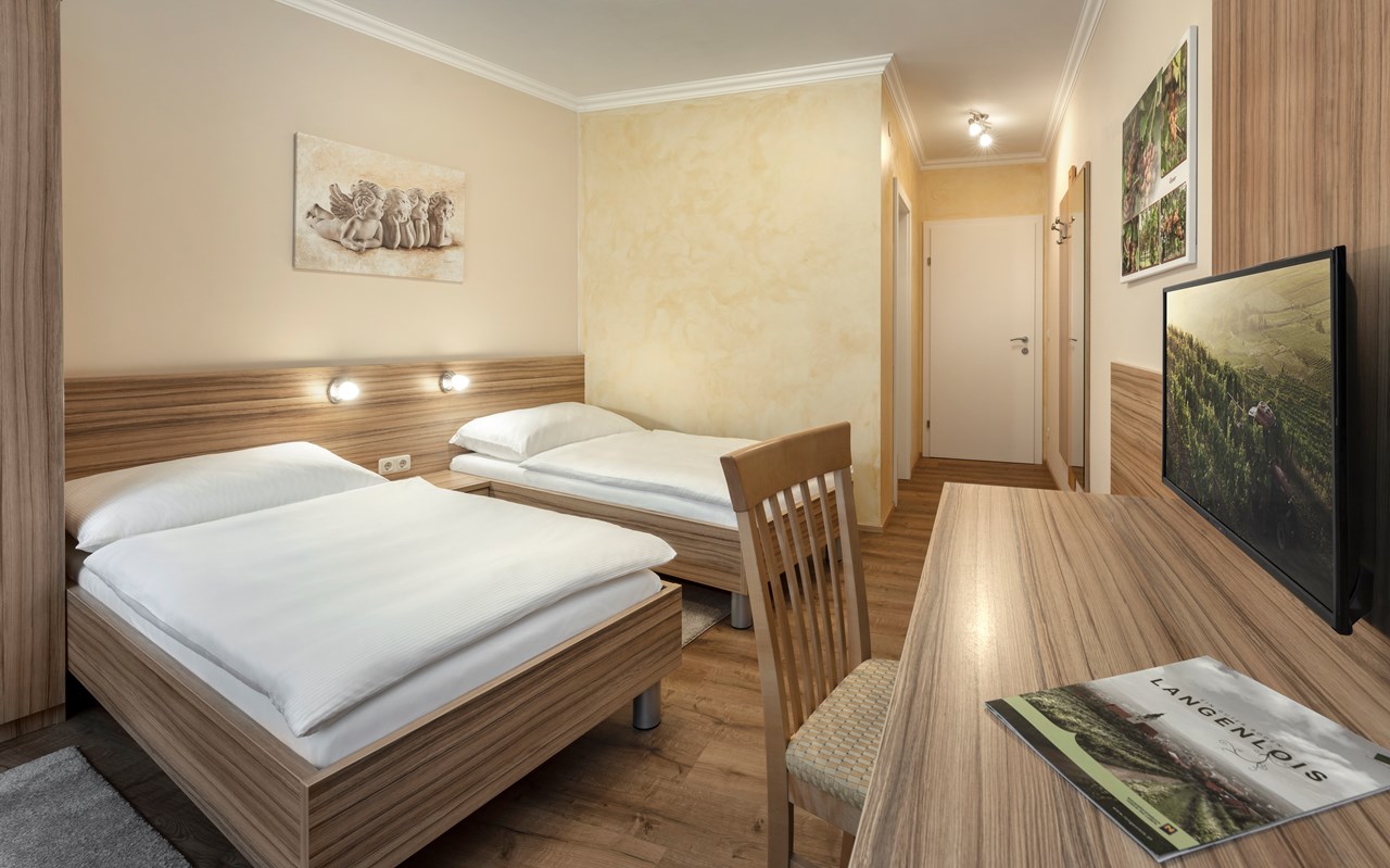 "URLAUB AM LAND" Gästezimmer und Ferienwohnung Beate Holzer Zimmerkategorien Traminer-Zimmer