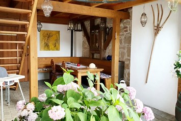 Frühstückspension: Innenhof mit überdachte Terrasse - Casa Zara