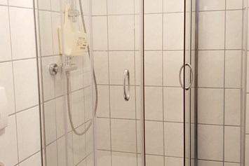 Frühstückspension: Badezimmer 
Dusche  und Toilette in der Wohneinheit  - Casa Zara