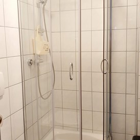 Frühstückspension: Badezimmer 
Dusche  und Toilette in der Wohneinheit  - Casa Zara