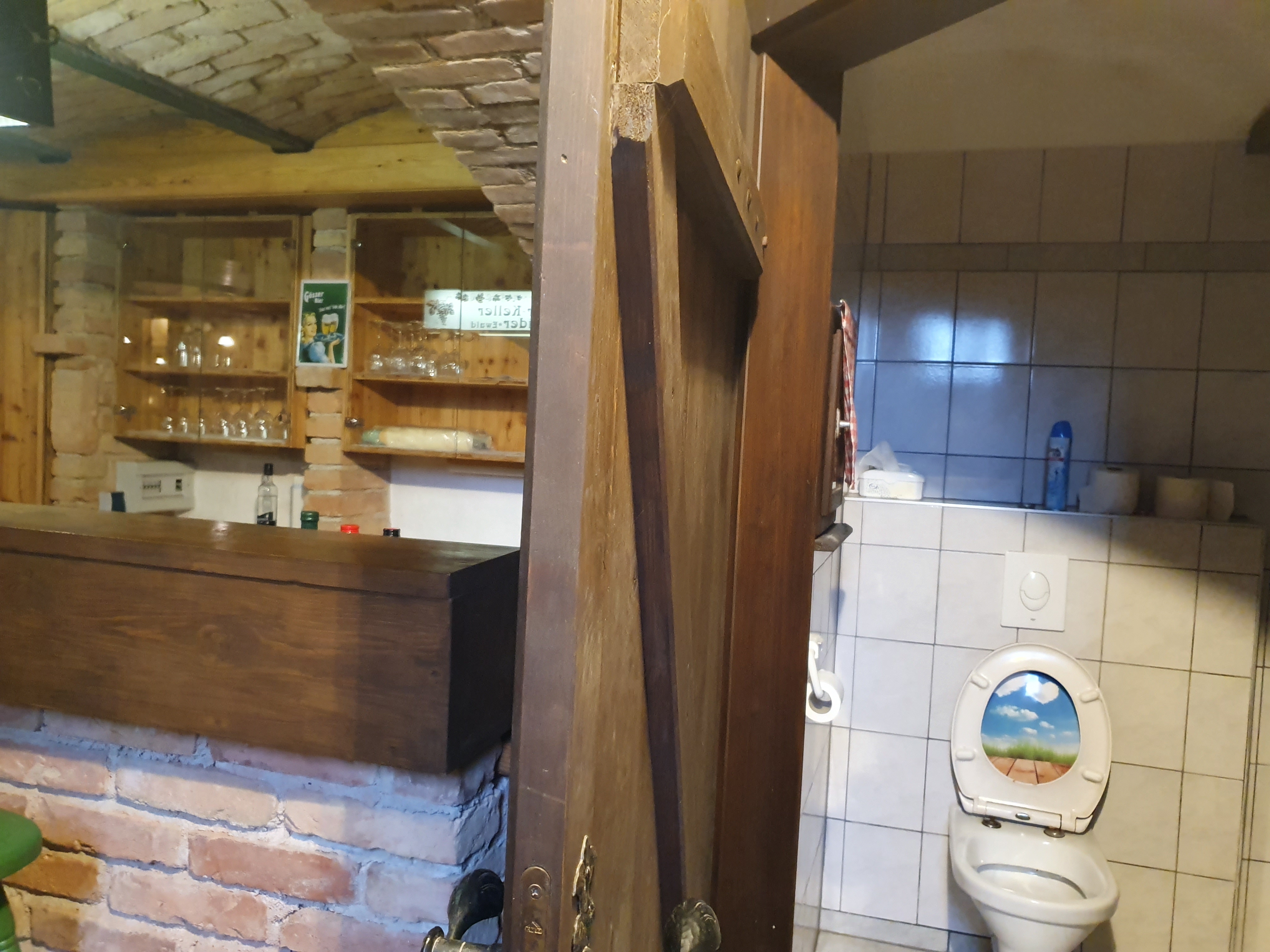 Frühstückspension: In Keller befindet sich ein historisches Gewölbekeller mit einer Bar und einem Badezimmer (Toilette/ Dusche). - Casa Zara