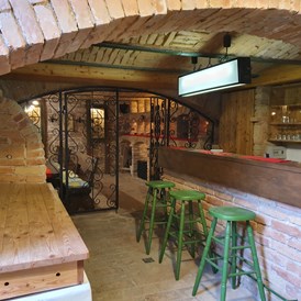 Frühstückspension: In Keller befindet sich ein historisches Gewölbekeller mit einer Bar und einem Badezimmer (Toilette/ Dusche). - Casa Zara