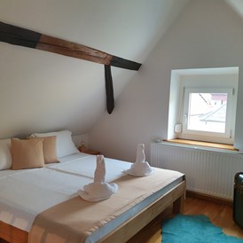 Frühstückspension: Schlafzimmer 2
1,80 m großes Doppelbett  
und eine Schafsofa für eine Person - Casa Zara