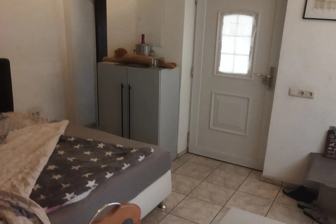 Frühstückspension: Doppeltbett Zimmer Wohnung Apartment hinter dem Haus auch Als Einzelbetten teilbar  - Privat Zimmer Würzburg 