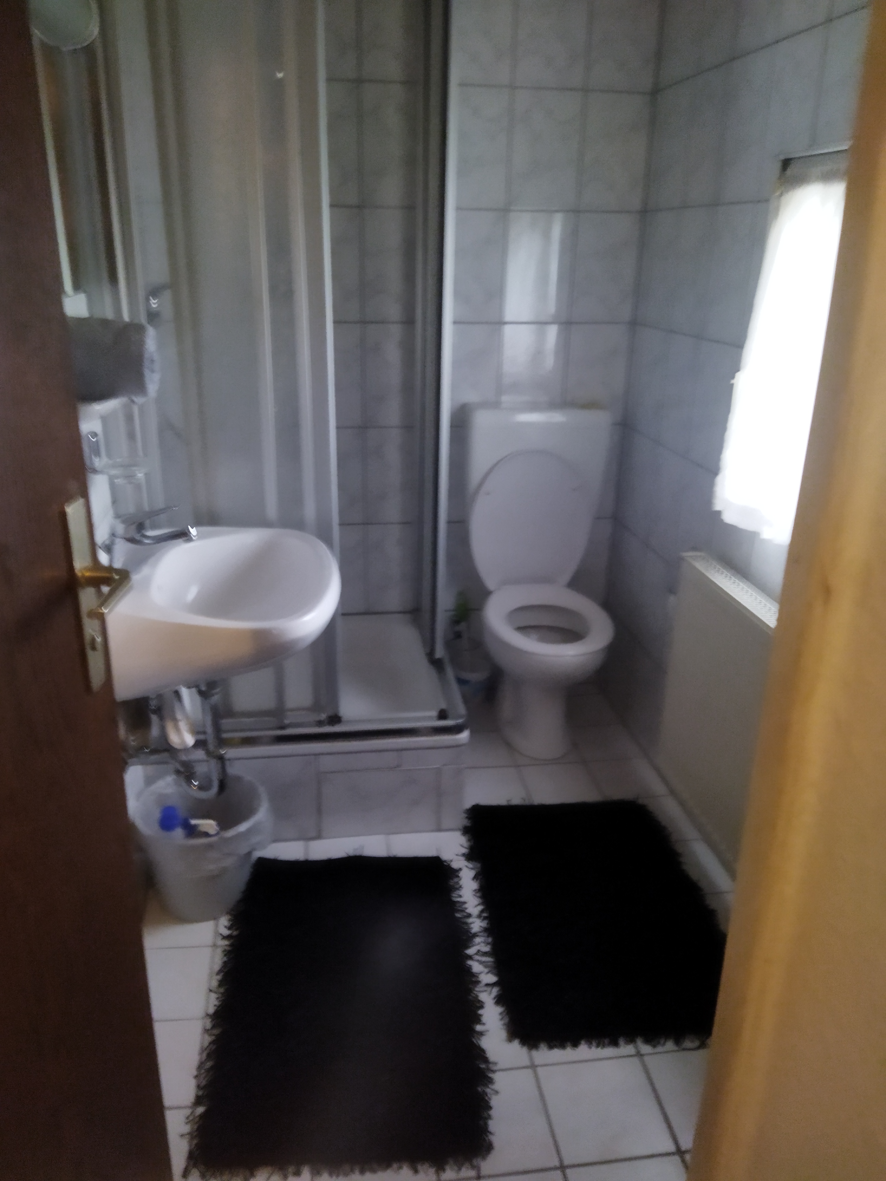 Frühstückspension: WC Dusche und pisivar von Apartment Wohnung  - Privat Zimmer Würzburg 