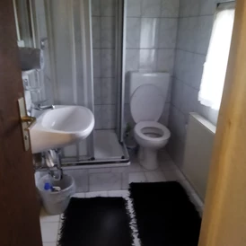 Frühstückspension: WC Dusche und pisivar von Apartment Wohnung  - Privat Zimmer Würzburg 