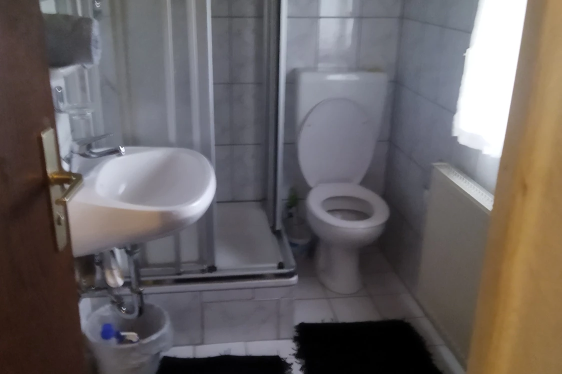 Frühstückspension: WC Dusche und pisivar von Apartment Wohnung  - Privat Zimmer Würzburg 