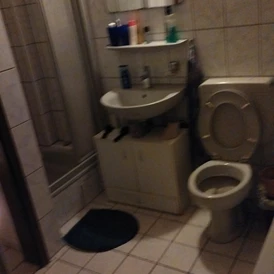 Frühstückspension: Dusche WC und Wanne im Haus  - Privat Zimmer Würzburg 