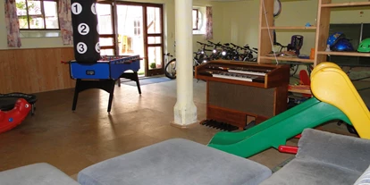 Pensionen - Ostbayern - Spielraum mit Kicker und Tischtennisplatte - Birkholmhof
