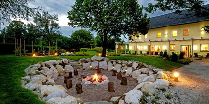 Pensionen - Art der Pension: Frühstückspension - Seewalchen am Attersee - Unser Garten mit Feuerstelle. - 4 Sterne Hotel Sonnenhof in Timelkam