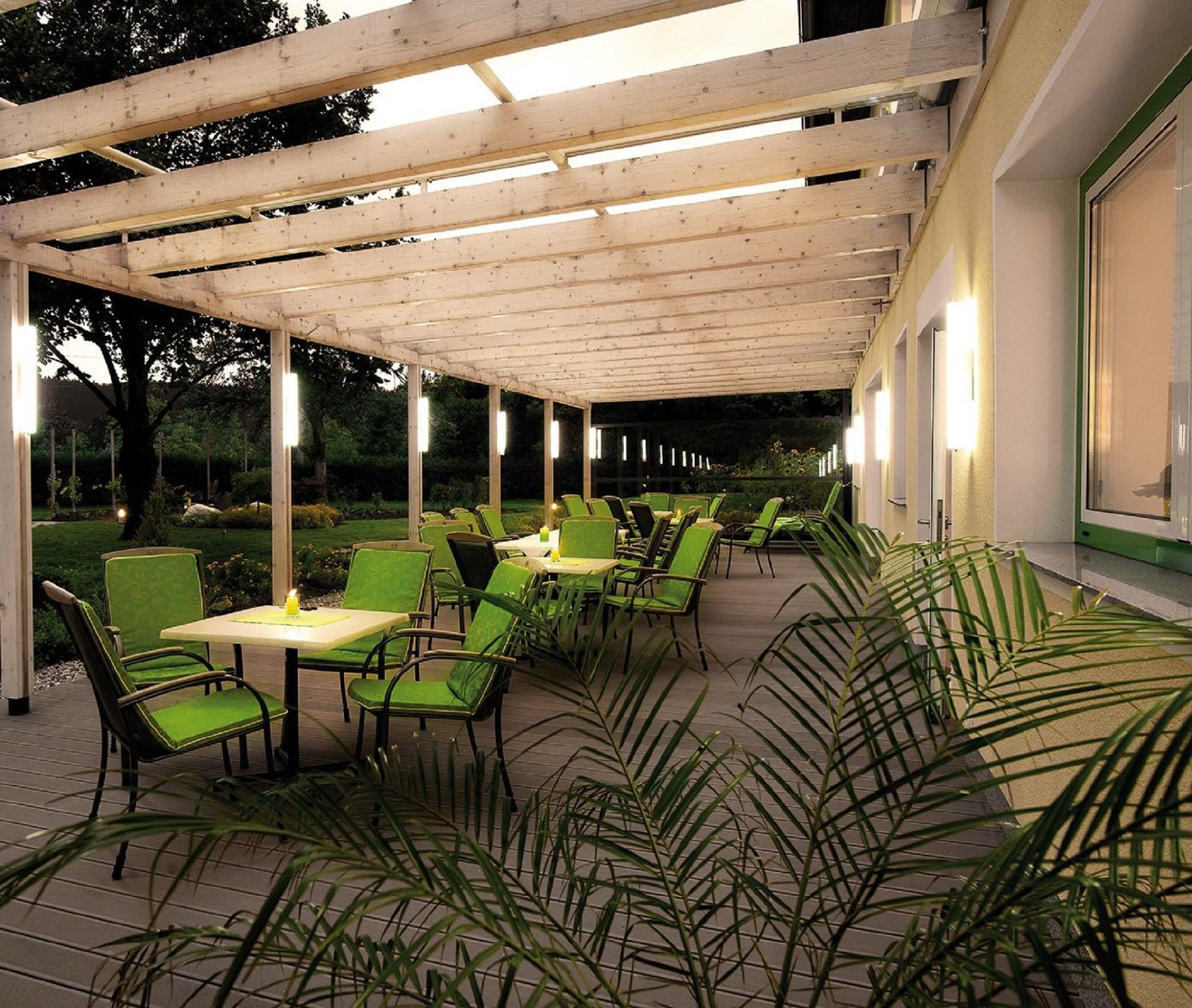 Frühstückspension: Unsere Pergola. - 4 Sterne Hotel Sonnenhof in Timelkam