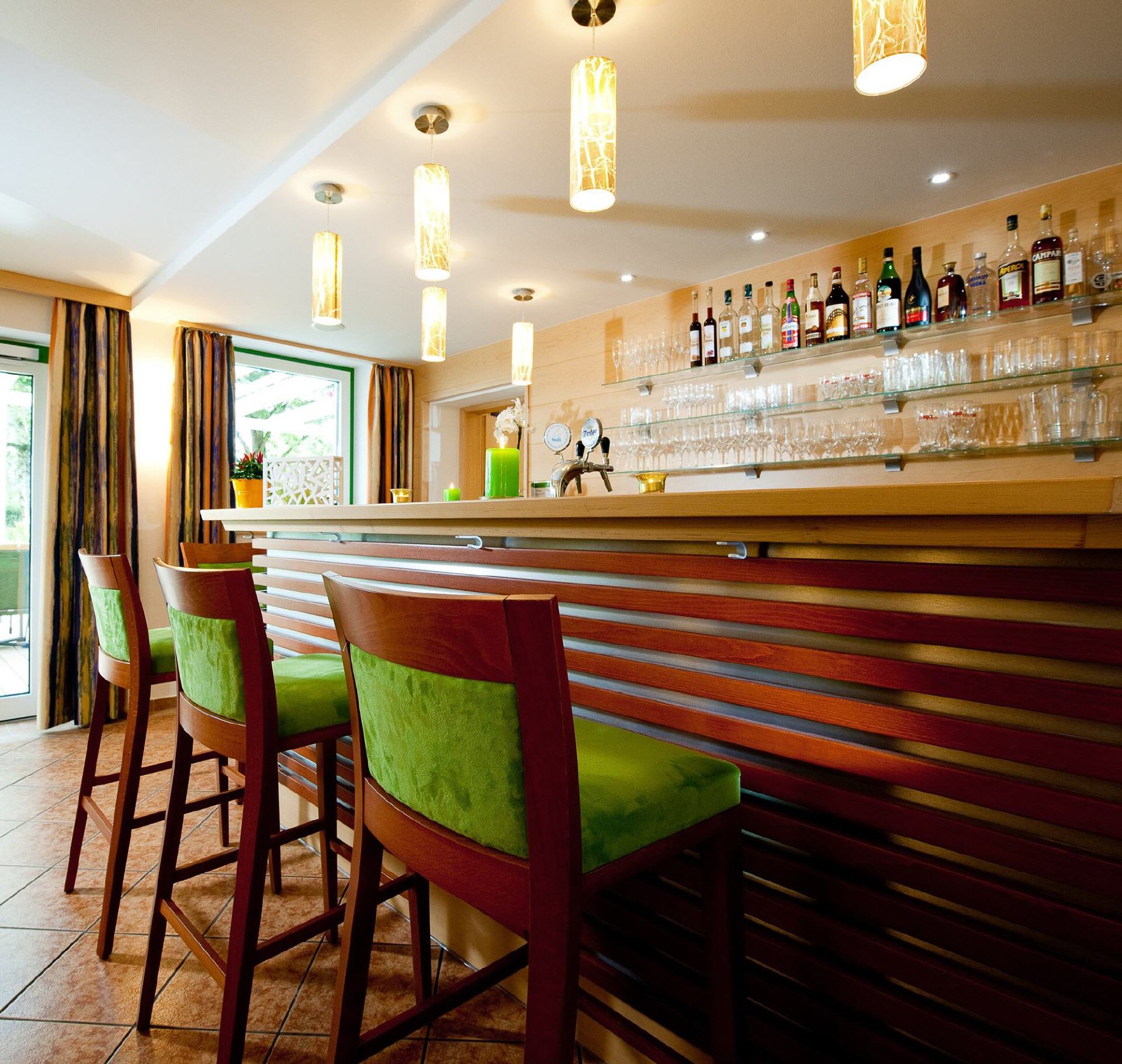 Frühstückspension: Unsere Bar. - 4 Sterne Hotel Sonnenhof in Timelkam