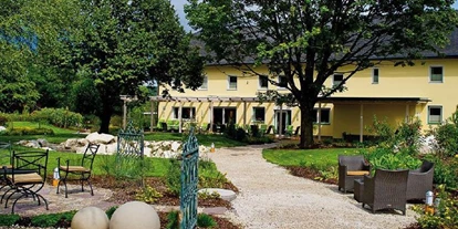 Pensionen - Art der Pension: Frühstückspension - Seewalchen am Attersee - Der Weg zum Hotel. - 4 Sterne Hotel Sonnenhof in Timelkam