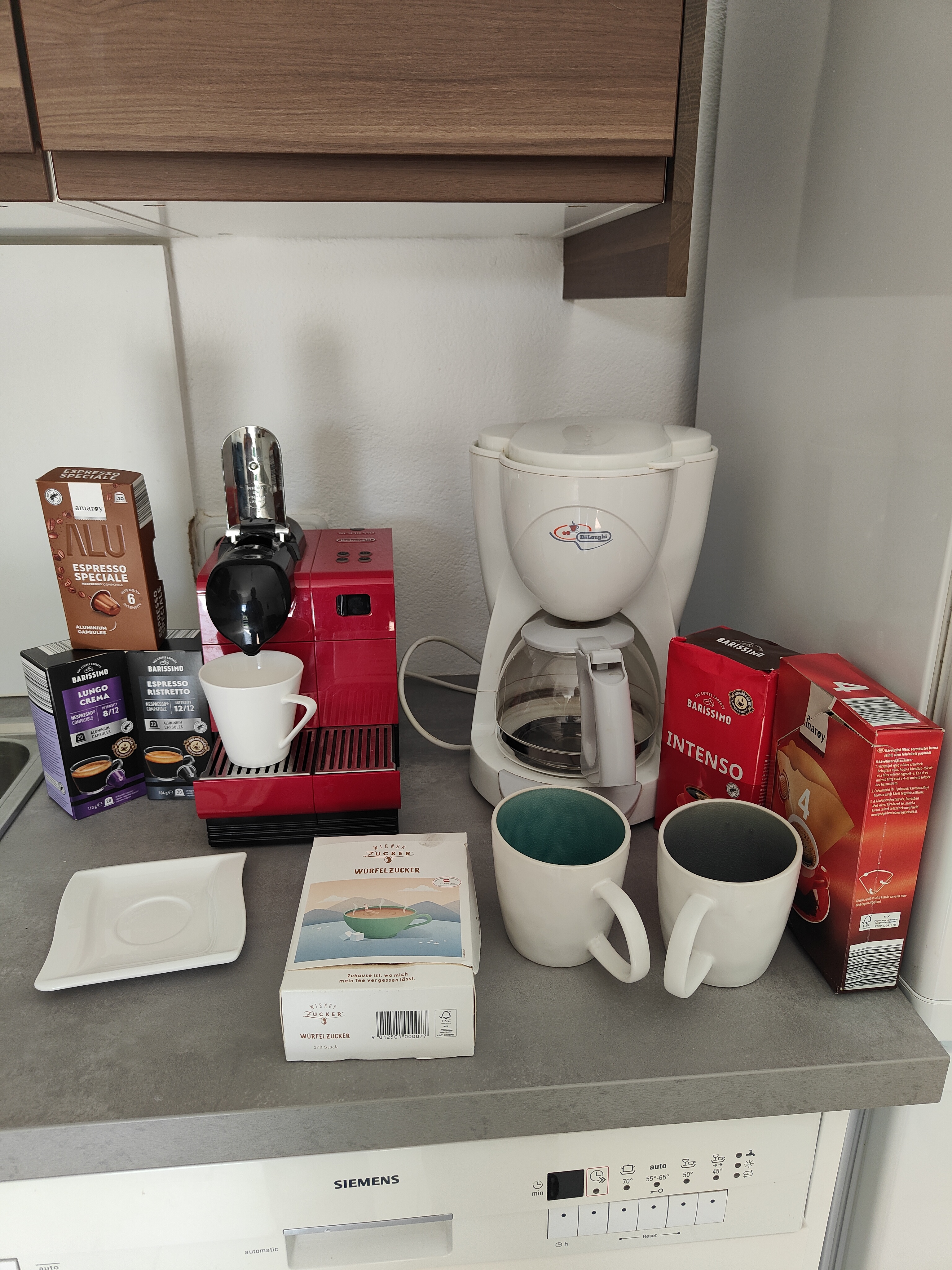 Frühstückspension: Kapselkaffeemaschine Nespresso; inkl. Kapseln; Filterkaffeemaschine inkl. Filter und gemahlenen Kaffee; Wasserkocher inkl. Tee - Ferienwohnung Waldblick