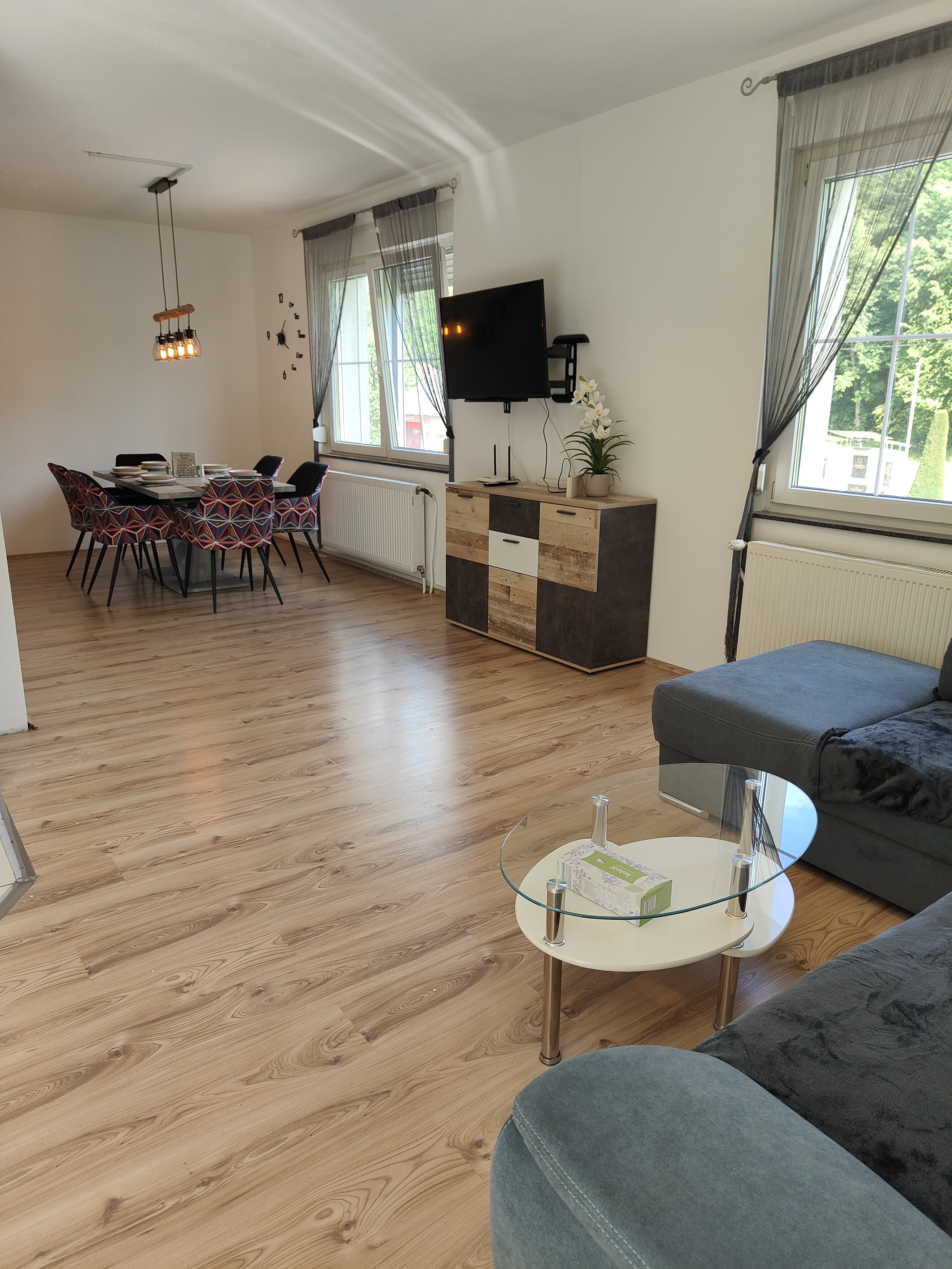 Frühstückspension: Wohn/Esszimmer. Links ist die Küche - Ferienwohnung Waldblick