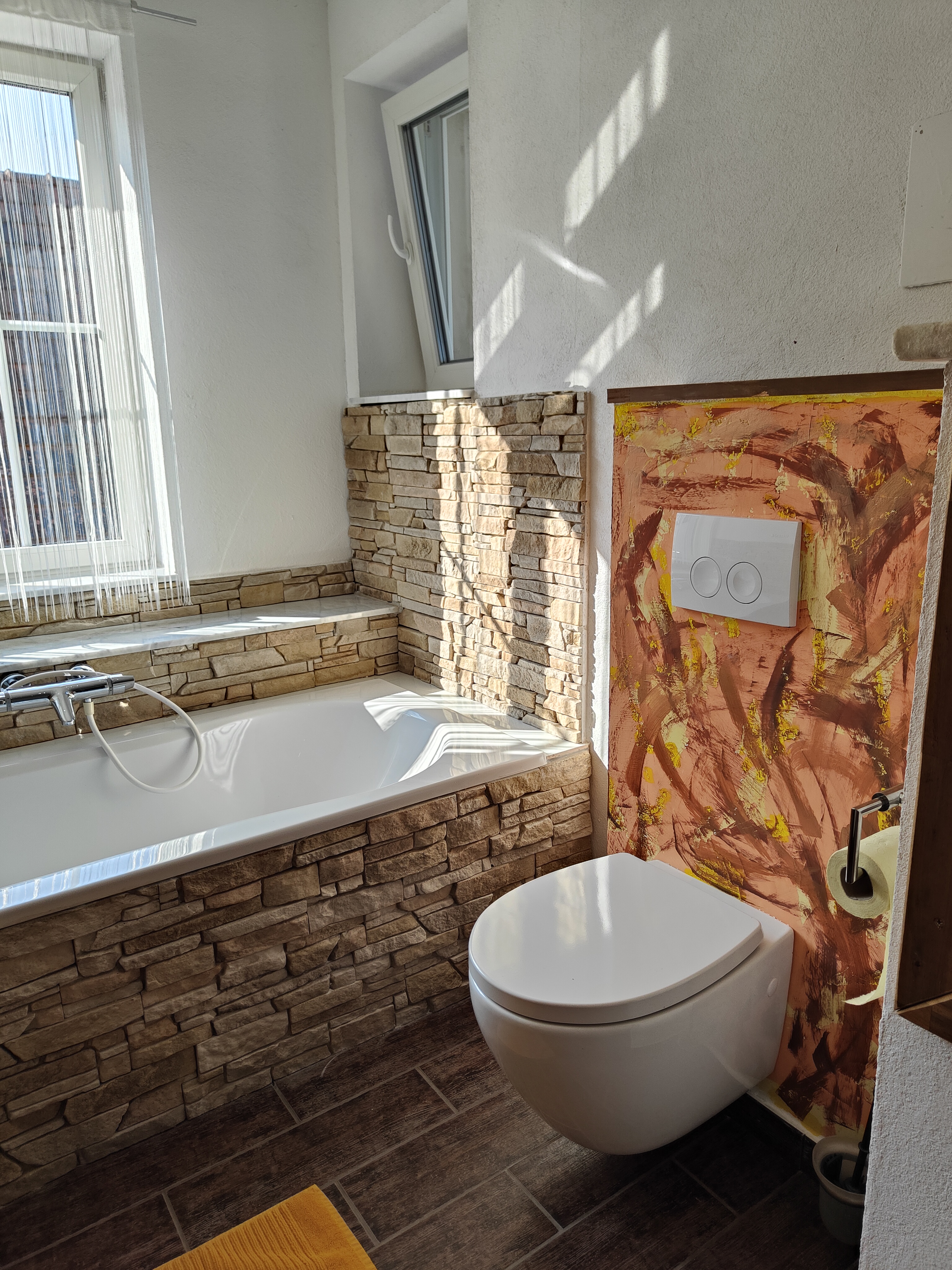 Pensionen - Rudersdorf (Rudersdorf) - Badzimmer mit Toilette, Badewanne und Dusche - Ferienwohnung Dorfleben