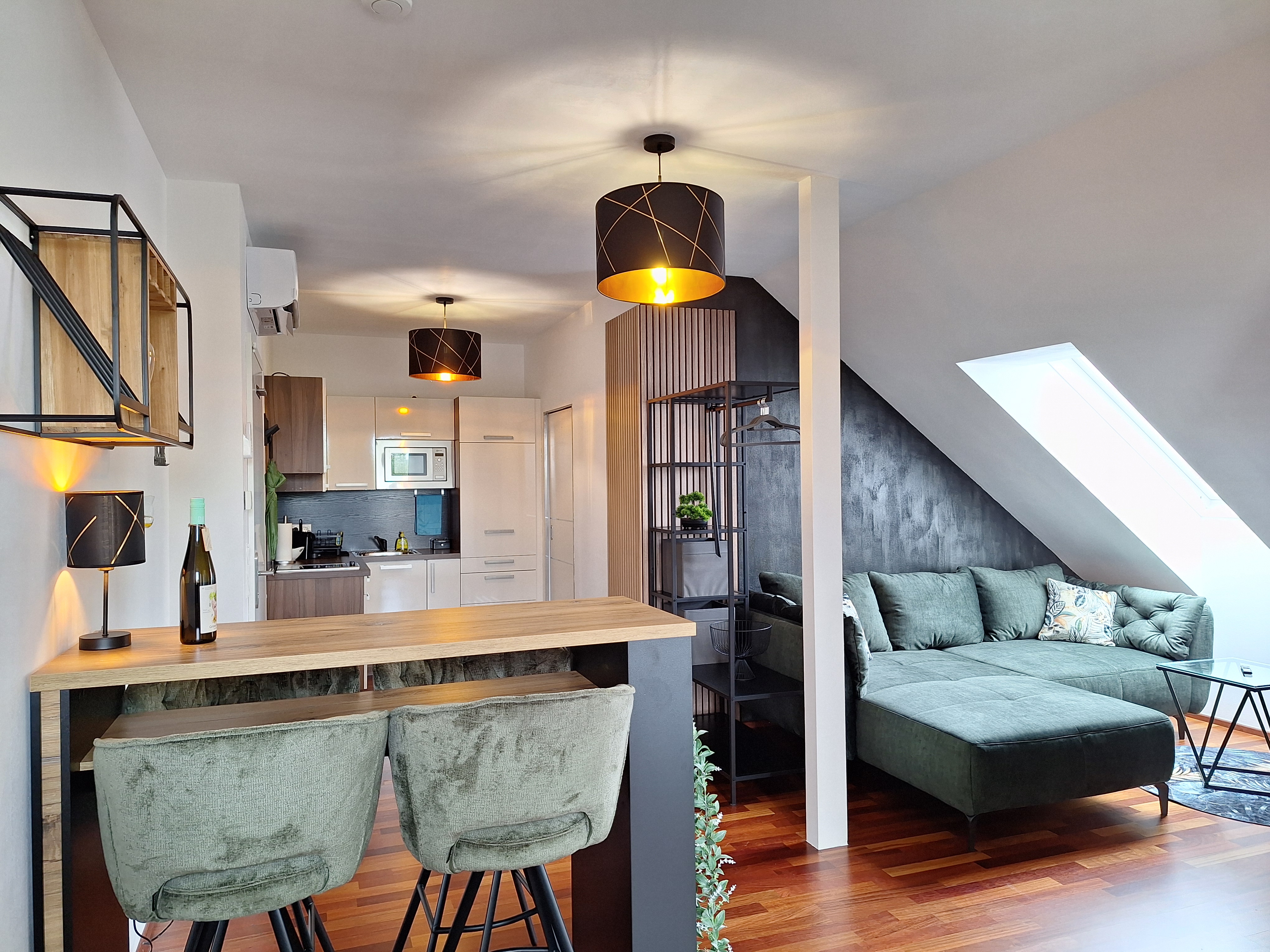 Pensionen - Balkon - Donauraum - Wohn-/ Esszimmer; Küche - Ferienwohnung Traismauer