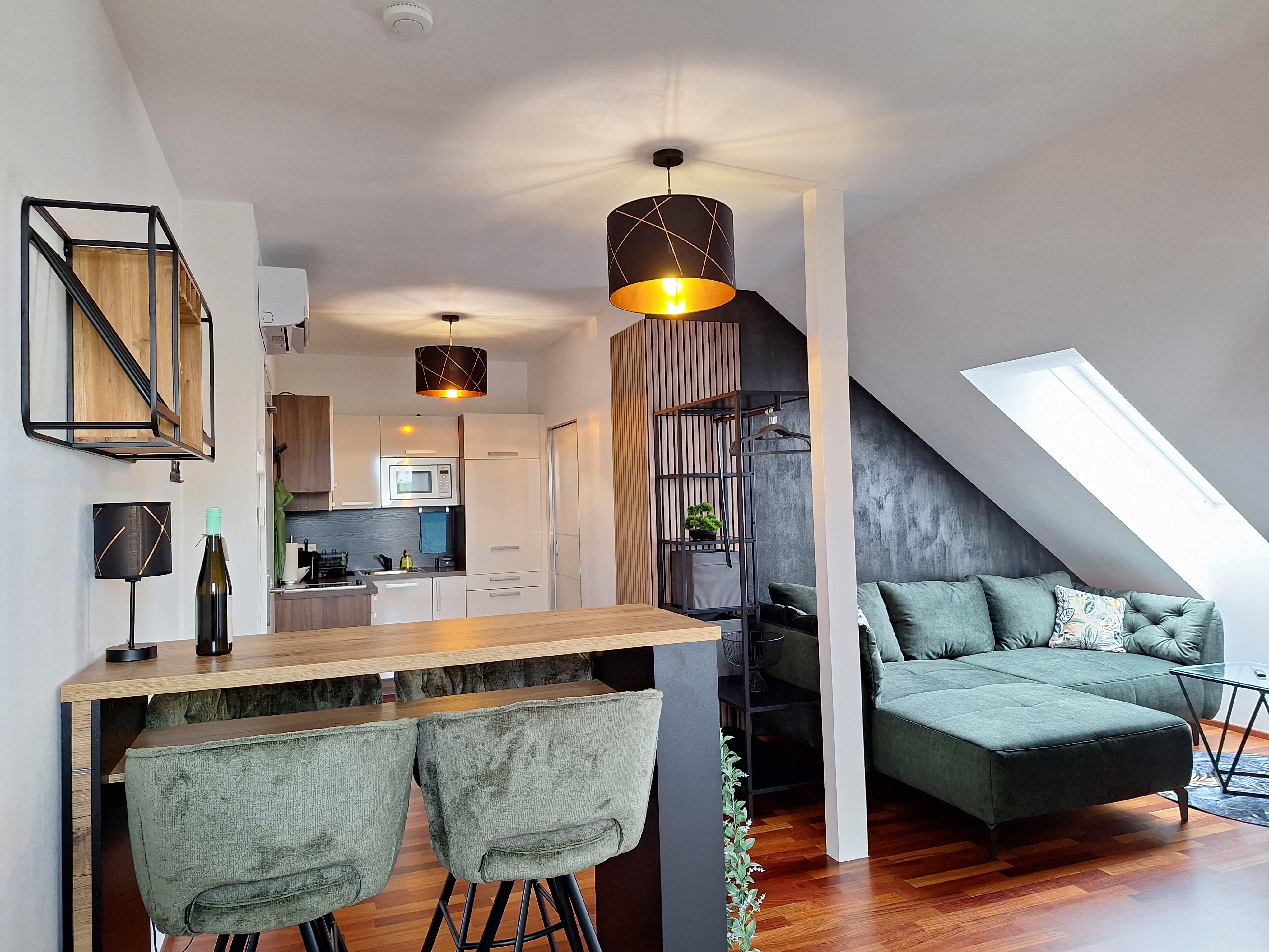 Pensionen - Balkon - Donauraum - Wohn-/ Esszimmer; Küche - Ferienwohnung Traismauer