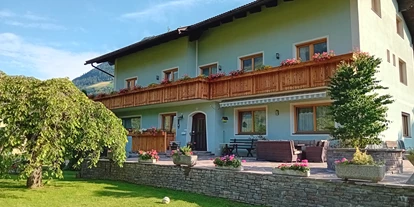 Pensionen - Garten - Hohe Tauern - Unser Landhaus bieten unseren Gästen auch genügend Freiraum rundherum. Eine gemütliche Terrasse, viel Grünfläche und natürlich unsere Streuobstwiese mit den Bienenständen sind ein Highlight.  - Landhaus Königsreiner