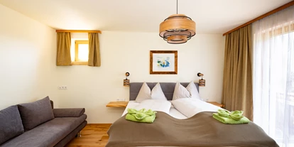 Pensionen - Garten - Hohe Tauern - Unser Familienzimmer "Salzkofel Blick" bietet ausreichend Raum für einen entspannten Familienurlaub. Am Balkon kann man unsere atemberaubenden Bergblicke genießen.  - Landhaus Königsreiner