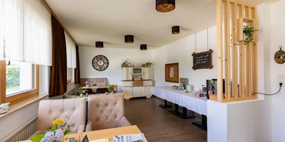 Pensionen - Garten - Hohe Tauern - Unser Frühstücksraum hat Kaffeehaus Charakter und wir werden Sie mit biologischen und regionalen Köstlichkeiten verwöhnen. Als BIO Imker finden Sie viele Köstlichkeiten unserer fleißigen Bienen am Frühstücksbuffet.  - Landhaus Königsreiner