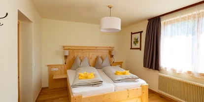 Pensionen - Garten - Hohe Tauern - Unser Doppelzimmer "Goldeck Blick" ist ein echtes Highlight, das Sie sich nicht entgehen lassen sollten - Massivholz, wohin das Auge reicht. Hier werden Sie sich sehr wohlfühlen.  - Landhaus Königsreiner