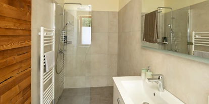 Pensionen - Garten - Hohe Tauern - Die Badezimmer mit WC und Dusche sind in all unseren Zimmern sehr geräumig - die Brause- und Regenduschen sind ein Erlebnis, das Sie sich nicht entgehen lassen sollten.  - Landhaus Königsreiner