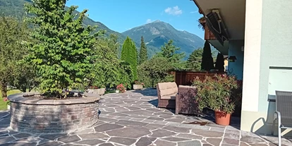 Pensionen - Garten - Hohe Tauern - Unsere richtige Wohlfühloase ist unsere neue Terrasse. Sie bietet genügend Platz um entspannt den Urlaub zu genießen.  - Landhaus Königsreiner