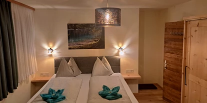 Pensionen - Garten - Hohe Tauern - Unser Zirbenzimmer lässt die Herzen von Holzliebhabern höher schlagen. - Landhaus Königsreiner