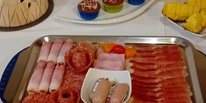 Pensionen - Garten - Hohe Tauern - Wurst und Speck, sowie Süßes und Herzhaftes darf nicht fehlen. - Landhaus Königsreiner