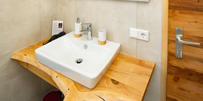 Pensionen - Garten - Hohe Tauern - Ein geräumiges Badezimmer, einer Regendusche und einen wunderbaren Bergblick. - Landhaus Königsreiner