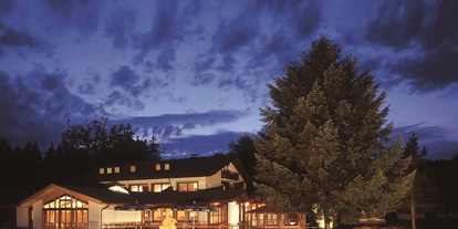 Pensionen - Dollnstein - Nachtansicht - Wald- und Tagungshotel Geländer