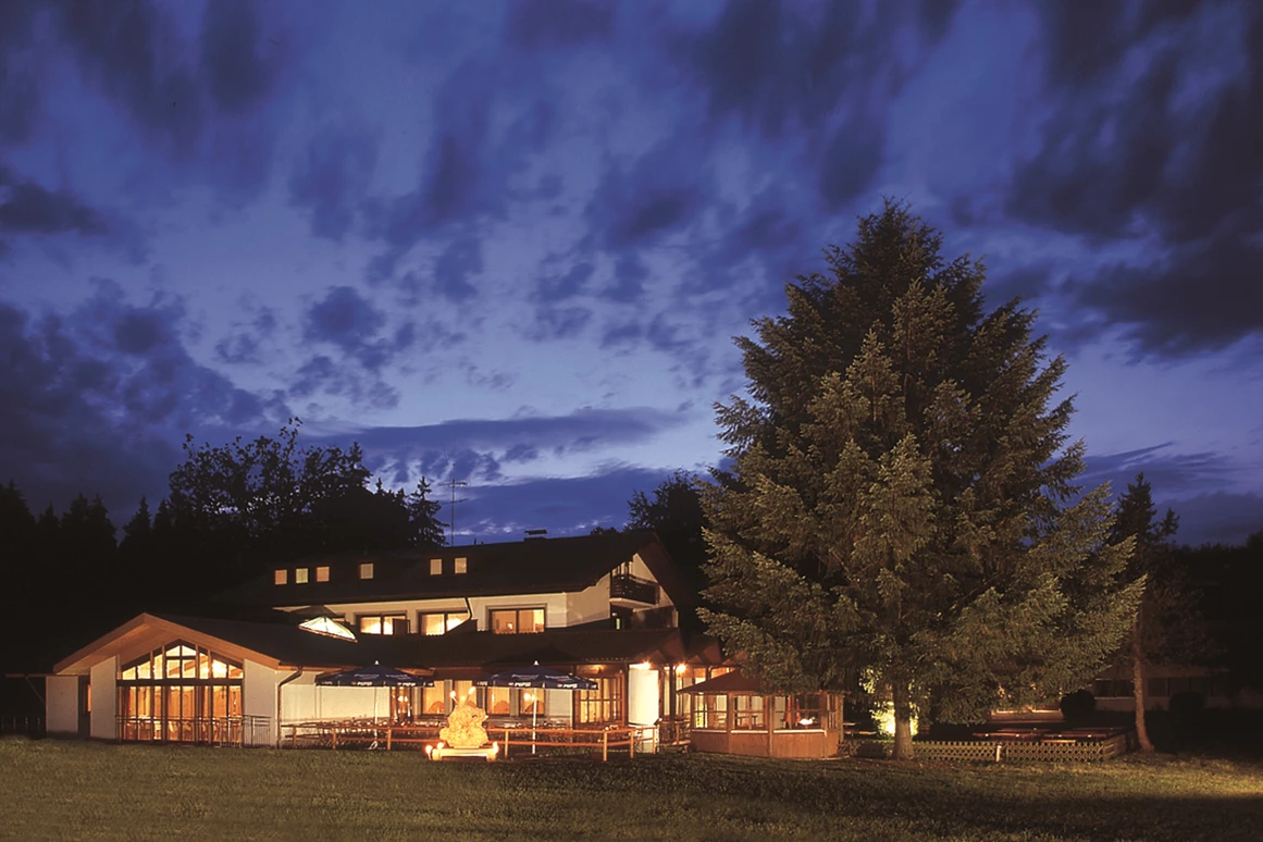Frühstückspension: Nachtansicht - Wald- und Tagungshotel Geländer