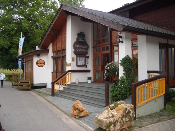 Frühstückspension: Haupteingang - Wald- und Tagungshotel Geländer