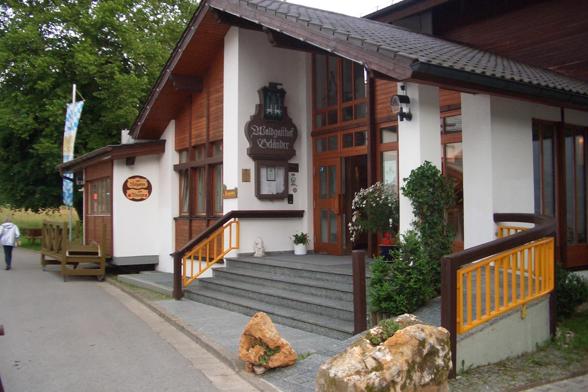 Frühstückspension: Haupteingang - Wald- und Tagungshotel Geländer