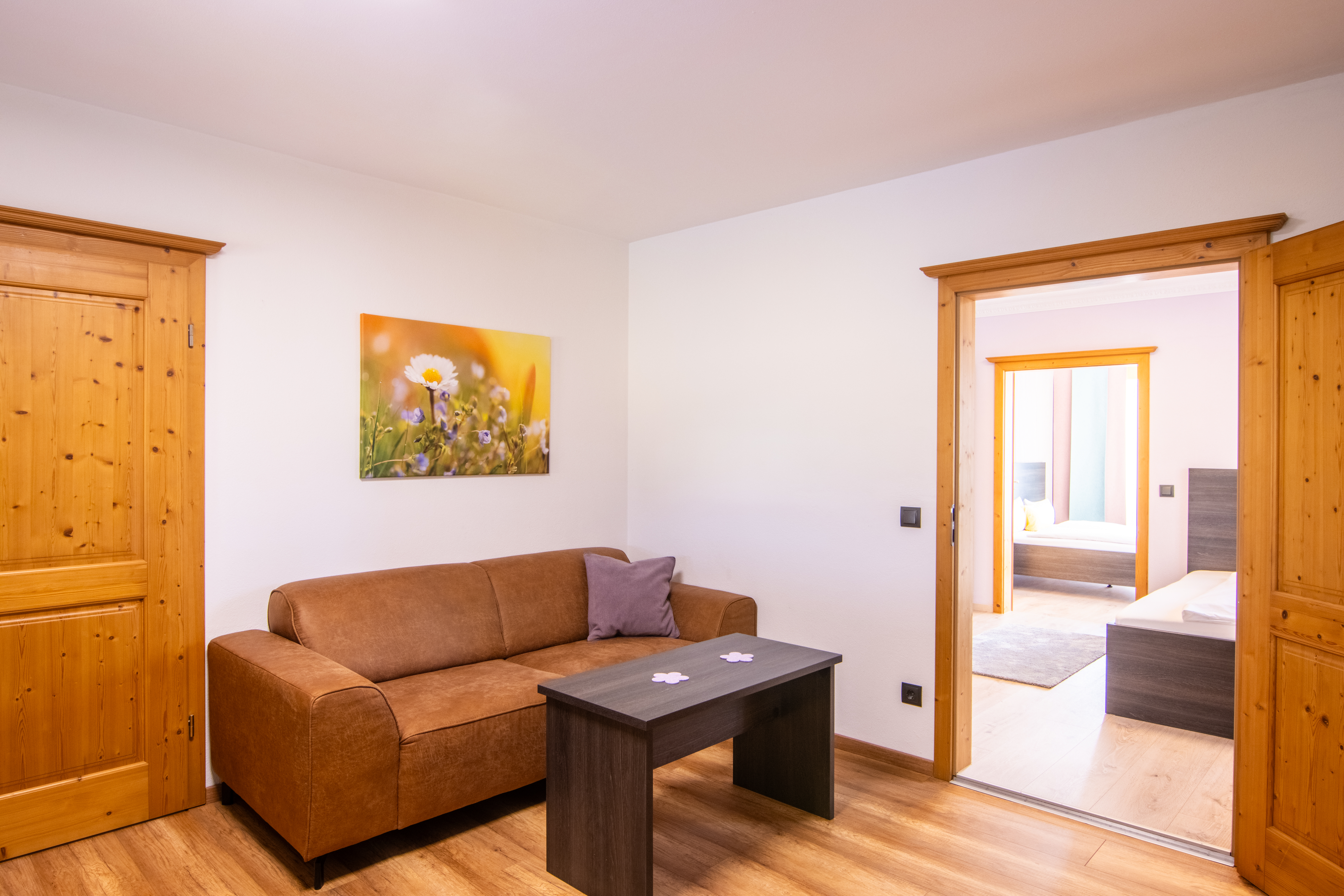 Frühstückspension: Kleiner Wohnbereich und Blick in die Schlafzimmer 
Familienzimmer  - Pension Landhaus