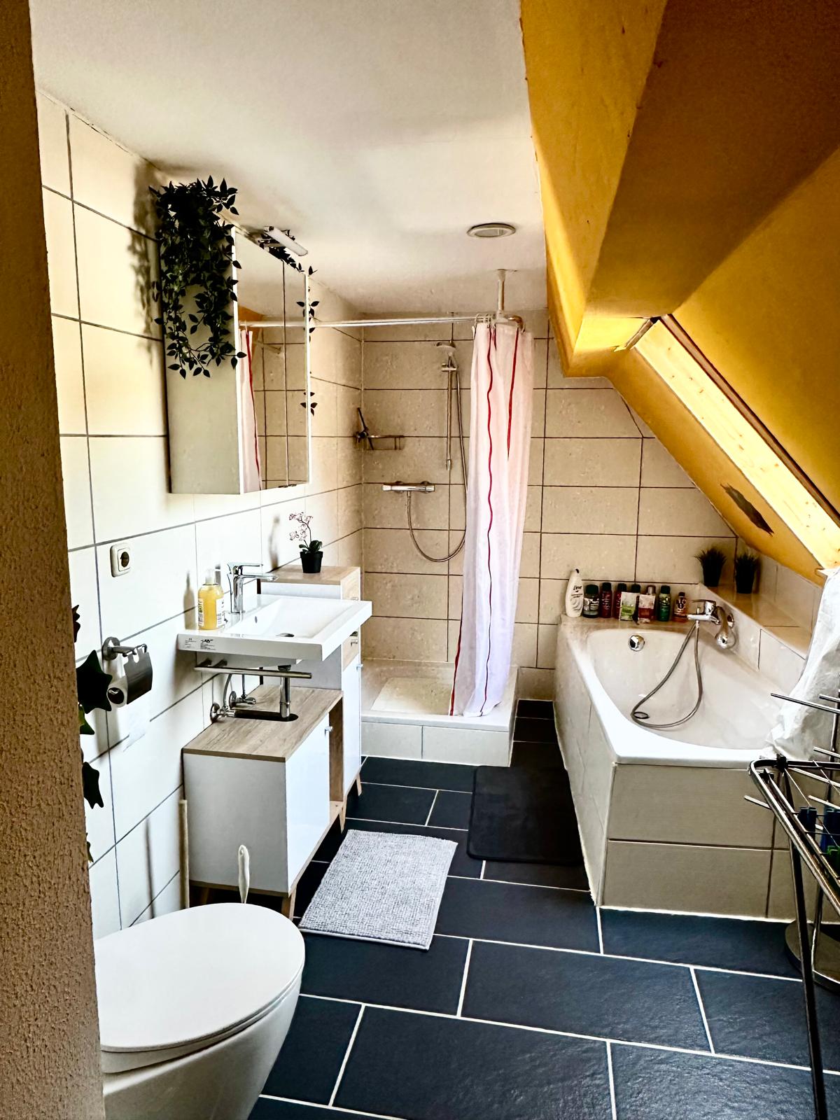 Pensionen - Bayern - Das Badezimmer ist komfortabel ausgestattet mit WC, Badewanne und Dusche – perfekt, um sich nach einem Tag in der Stadt oder in der Natur zu entspannen.  - Zentral gelegenes Wohlfühl-Apartment – Ihr Zuhause auf Zeit