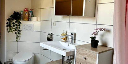 Pensionen - Lauda-Königshofen - Das Badezimmer ist komfortabel ausgestattet mit WC, Badewanne und Dusche – perfekt, um sich nach einem Tag in der Stadt oder in der Natur zu entspannen.  - Zentral gelegenes Wohlfühl-Apartment – Ihr Zuhause auf Zeit