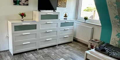 Pensionen - Lauda-Königshofen - 1. Zimmer mit 3 Betten und TV - Zentral gelegenes Wohlfühl-Apartment – Ihr Zuhause auf Zeit