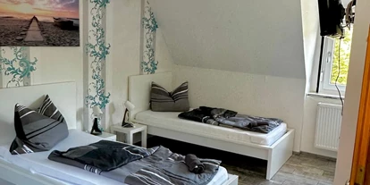 Pensionen - Lauda-Königshofen - 2. Zimmer mit 3 Betten und TV - Zentral gelegenes Wohlfühl-Apartment – Ihr Zuhause auf Zeit